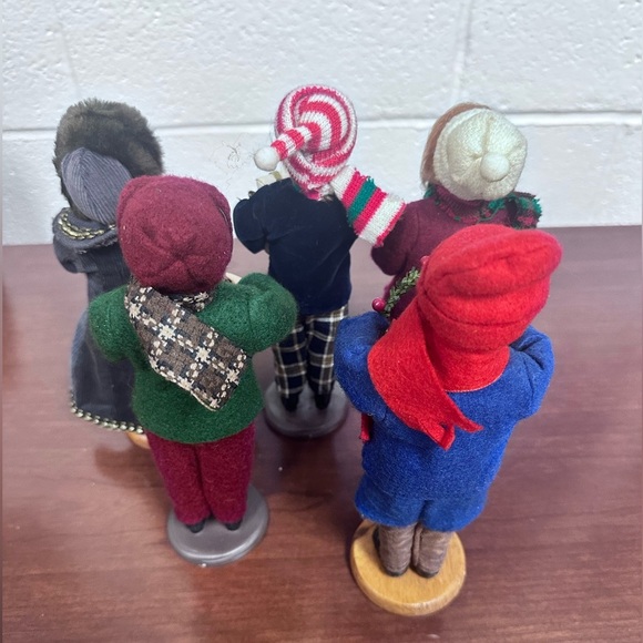 Vintage Christmas Carolers Figurine, Lot of 5 - Picture 4 of 5